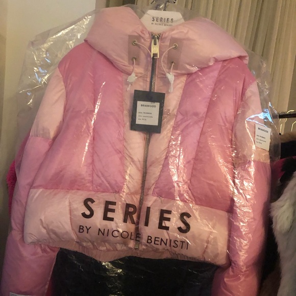 Nicole Benisti NB Series Crop Down Jacket Brand NWT Limited Edition
Barbie Pink - Picture 16 of 16